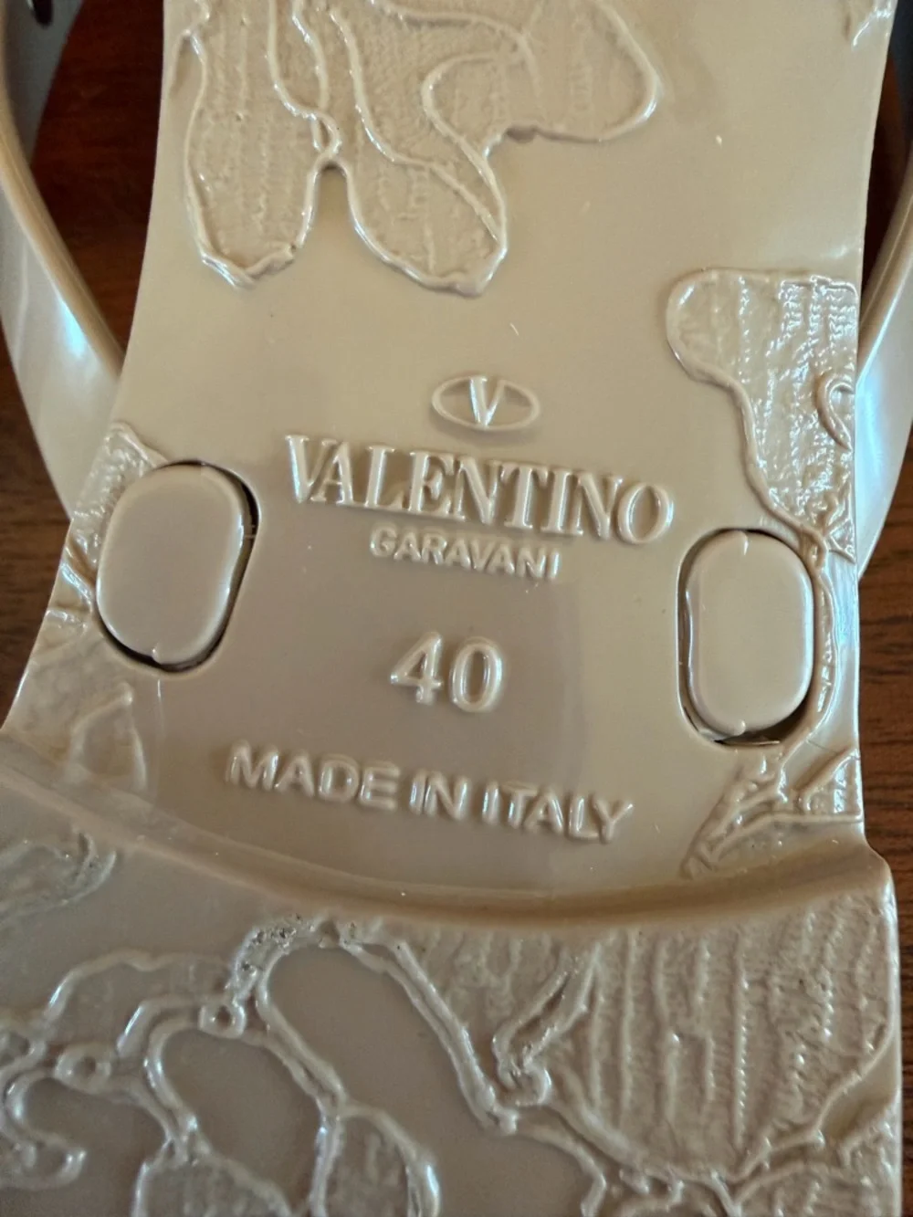 Valentino Garavani Rockstud PVC Jelly Thong Sandals Poudre EU 40 Like New Box - Picture 8 of 15